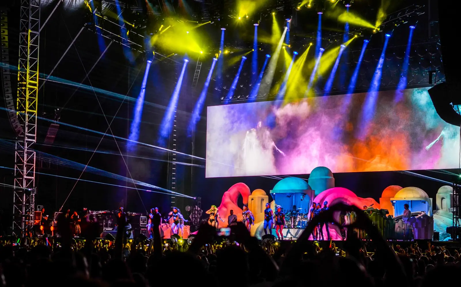 Escenario que integra pantallas, sistemas de sonido e iluminación — imagen referencial
