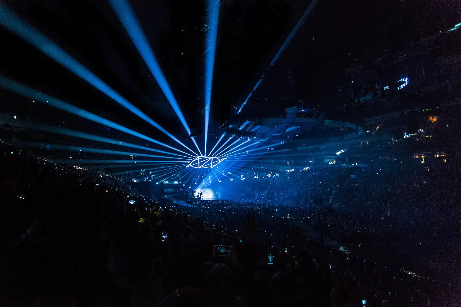 Iluminación escénica aplicada a una producción en un recinto de eventos — imagen referencial