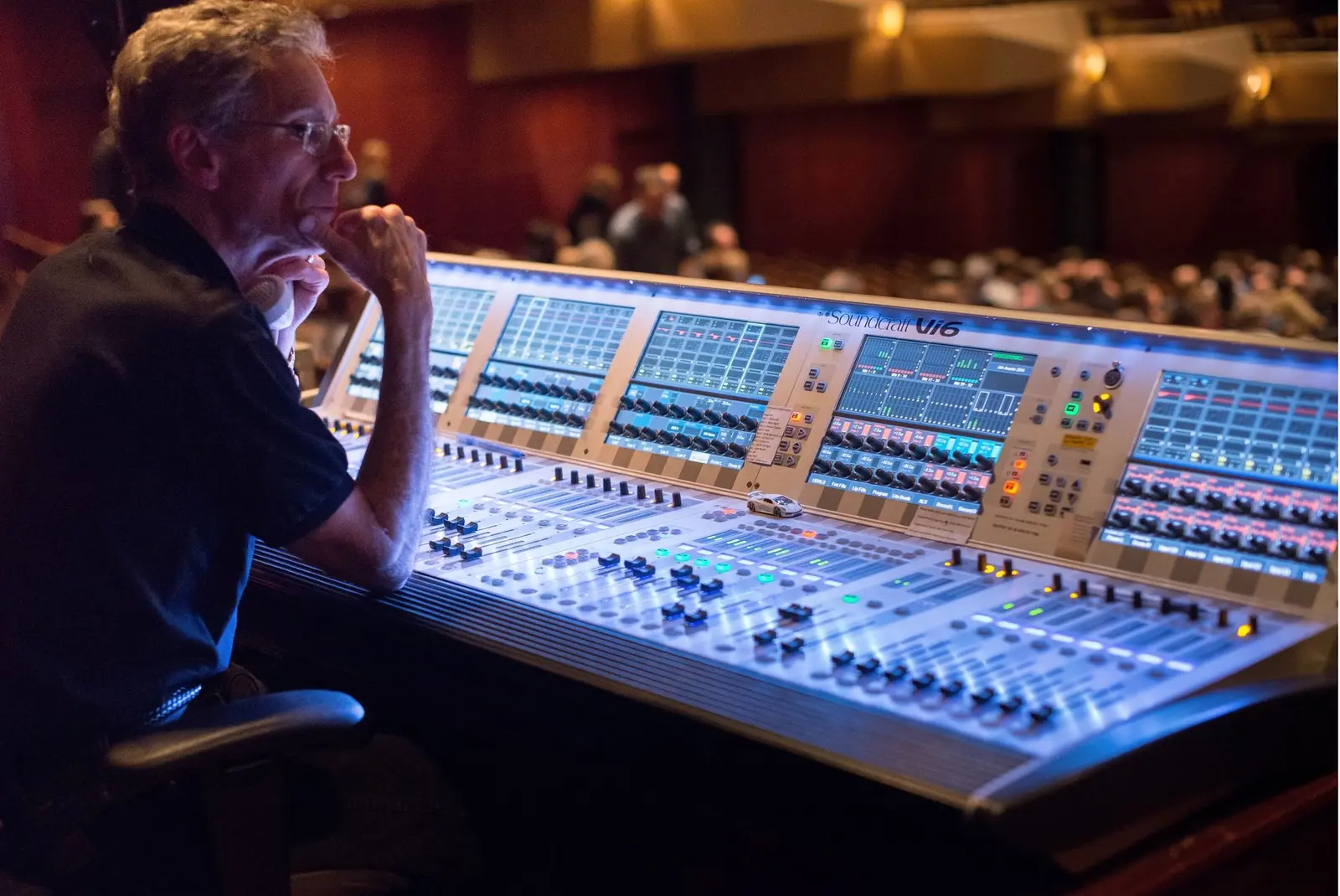 Consola y operación de audio profesional para eventos — imagen referencial