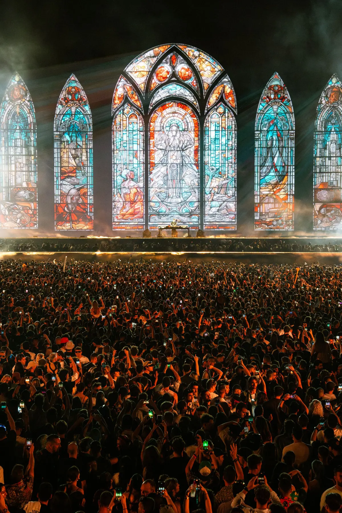 Composición de pantallas en forma de arcos integrada en un escenario de concierto — imagen referencial