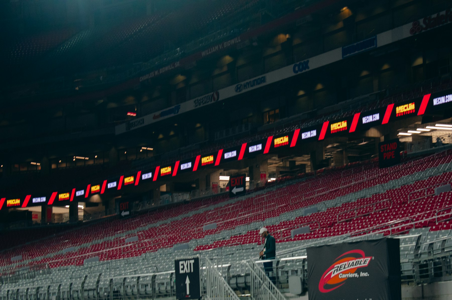 Paneles publicitarios LED iluminados en las tribunas de un estadio